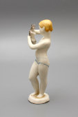 Статуэтка «Девочка, играющая с кошкой», скульптор Кучкина Т. С., фарфор ЛФЗ