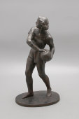 Спортивная чугунная скульптура «Волейболистка», скульптор П. Е. Беленьков, СССР, 1950-60 гг.