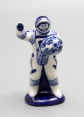 Маленькая фарфоровая фигурка «Советский космонавт», автор Неплюев В. В., Гжель, СССР, 1980-е