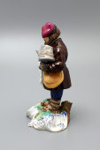 Антикварная фарфоровая статуэтка «Продавец сбитня», Гарднер, 19 век