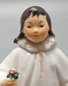 Статуэтка «Девочка-якутка с цветком», скульптор С. Б. Велихова, художник Ризнич И. И., ЛФЗ, 1950-60 гг.