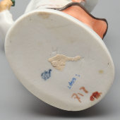 Статуэтка «Девочка-якутка с цветком», скульптор С. Б. Велихова, художник Ризнич И. И., ЛФЗ, 1950-60 гг.