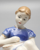 Статуэтка «Вышивальщица», скульптор Квитницкая Н. Б., Гжель, 1960-66 гг.