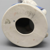 Статуэтка «Вышивальщица», скульптор Квитницкая Н. Б., Гжель, 1960-66 гг.