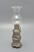Миниатюрная керосиновая лампа с основанием в виде пузатой печи, олово, стекло, Гонконг, 1950-60 гг.
