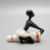 Статуэтка «Африканец с барабаном», скульптор Т. Федорова, фарфор, ЛЗФИ, 1950-60 гг.