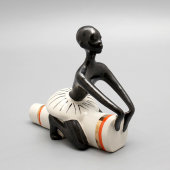 Статуэтка «Африканец с барабаном», скульптор Т. Федорова, фарфор, ЛЗФИ, 1950-60 гг.