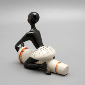 Статуэтка «Африканец с барабаном», скульптор Т. Федорова, фарфор, ЛЗФИ, 1950-60 гг.