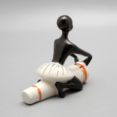 Статуэтка «Африканец с барабаном», скульптор Т. Федорова, фарфор, ЛЗФИ, 1950-60 гг.