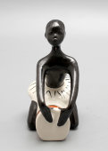 Статуэтка «Африканец с барабаном», скульптор Т. Федорова, фарфор, ЛЗФИ, 1950-60 гг.