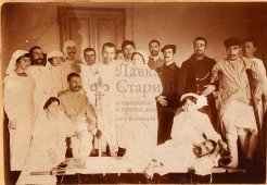 Старинная фотография «Персонал больницы с пациентами», Россия, 1918 г.