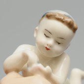 Статуэтка «Мальчик на пляже», скульптор Столбова Г. С., фарфор ЛФЗ, серия «Счастливое детство»