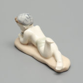 Статуэтка «Мальчик на пляже», скульптор Столбова Г. С., фарфор ЛФЗ, серия «Счастливое детство»