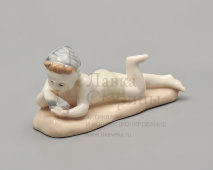 Статуэтка «Мальчик на пляже», скульптор Столбова Г. С., фарфор ЛФЗ, серия «Счастливое детство»