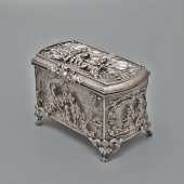 Старинная шкатулка с рельефным декором, белый металл, чеканка, Европа, нач. 20 в.