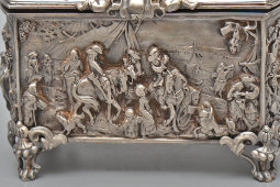 Старинная шкатулка с рельефным декором, белый металл, чеканка, Европа, нач. 20 в.