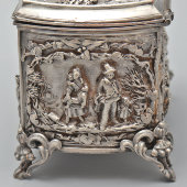 Старинная шкатулка с рельефным декором, белый металл, чеканка, Европа, нач. 20 в.