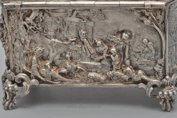 Старинная шкатулка с рельефным декором, белый металл, чеканка, Европа, нач. 20 в.