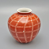 Настольная декоративная ваза с декором в виде стилизованной сетки со стежками, фарфор, Дулево, 1950-е