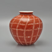 Настольная декоративная ваза с декором в виде стилизованной сетки со стежками, фарфор, Дулево, 1950-е