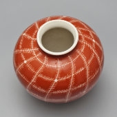 Настольная декоративная ваза с декором в виде стилизованной сетки со стежками, фарфор, Дулево, 1950-е