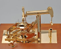 Заводной музыкальный сувенир «Нефтяная вышка», дерево, металл с напылением, Европа, 2000-2010 гг.