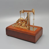 Заводной музыкальный сувенир «Нефтяная вышка», дерево, металл с напылением, Европа, 2000-2010 гг.