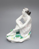 Статуэтка «Девушка с букетом (На отдыхе)», скульптор Гендельман Е. А, художник Лупанова Е. Н., ЛФЗ, 1950-60 гг.