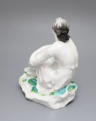 Статуэтка «Девушка с букетом (На отдыхе)», скульптор Гендельман Е. А, художник Лупанова Е. Н., ЛФЗ, 1950-60 гг.