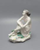 Статуэтка «Девушка с букетом (На отдыхе)», скульптор Гендельман Е. А, художник Лупанова Е. Н., ЛФЗ, 1950-60 гг.