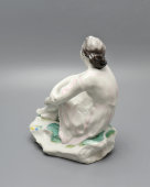 Статуэтка «Девушка с букетом (На отдыхе)», скульптор Гендельман Е. А, художник Лупанова Е. Н., ЛФЗ, 1950-60 гг.