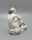 Статуэтка «Девушка с букетом (На отдыхе)», скульптор Гендельман Е. А, художник Лупанова Е. Н., ЛФЗ, 1950-60 гг.