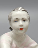 Статуэтка «Девушка с букетом (На отдыхе)», скульптор Гендельман Е. А, художник Лупанова Е. Н., ЛФЗ, 1950-60 гг.