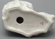 Статуэтка «Девушка с букетом (На отдыхе)», скульптор Гендельман Е. А, художник Лупанова Е. Н., ЛФЗ, 1950-60 гг.