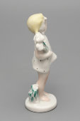 Фигурка «Девочка с цветами в белом платье» (На парад!), скульптор Столбова Г. С., художник Лупанова Е. Н., ЛФЗ, 1960-е