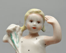 Фигурка «Девочка с цветами в белом платье» (На парад!), скульптор Столбова Г. С., художник Лупанова Е. Н., ЛФЗ, 1960-е