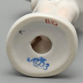 Фигурка «Девочка с цветами в белом платье» (На парад!), скульптор Столбова Г. С., художник Лупанова Е. Н., ЛФЗ, 1960-е