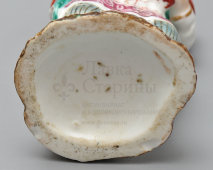 Старинная фарфоровая статуэтка «Мужик с лаптями», завод Кудинова, 2-я четв. 19 в.