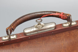 Старинный саквояж доктора, сумка фельдшера из натуральной кожи, рабочий замок с ключиком, фирма W.M.&Co, Европа, 1-я пол. 20 в.