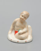 Статуэтка «Ребенок с мячом», фарфор, Первомайский фарфоровый завод (Песочное), 1940-50 гг.