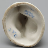 Статуэтка «Ребенок с мячом», фарфор, Первомайский фарфоровый завод (Песочное), 1940-50 гг.