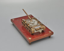 Масштабная модель-макет танка Т-62, подарок советскому военному, латунь, стекло, СССР, 1960-е