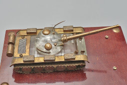 Масштабная модель-макет танка Т-62, подарок советскому военному, латунь, стекло, СССР, 1960-е