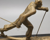 Советская спортивная скульптура «Лыжник бегущий», скульптор А. В. Крыжаноская, бронза, камень, СССР, 1950-е