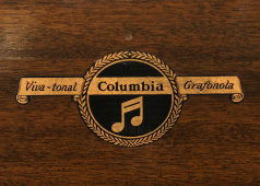 Патефон «Columbia Viva-tonal Grafonola» с обивкой из натуральной кожи, модель 221, Англия, 1930-40 гг.