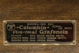 Патефон «Columbia Viva-tonal Grafonola» с обивкой из натуральной кожи, модель 221, Англия, 1930-40 гг.