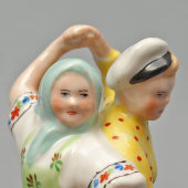 Статуэтка «Танцующие дети» (Кадриль), скульптор Гаврилюк Ю. С., фарфор, старая Городница, 1930-41 гг.