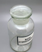 Стеклянная емкость с надписью «Natrii hydrocarbonas» (гидрокарбонат натрия или пищевая сода)