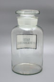 Стеклянная емкость с надписью «Natrii hydrocarbonas» (гидрокарбонат натрия или пищевая сода)