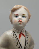 Статуэтка «Танцор» из комплекта «Латышский народный танец», автор Новоженец Л. А., фарфор, Рижский ФФЗ, 1960-е